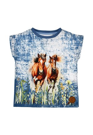 T-Shirt mit blau strukturiertem Hintergrund, darauf zwei laufende braune Pferde über Wildblumen in grünen, weißen und gelben Tönen.
