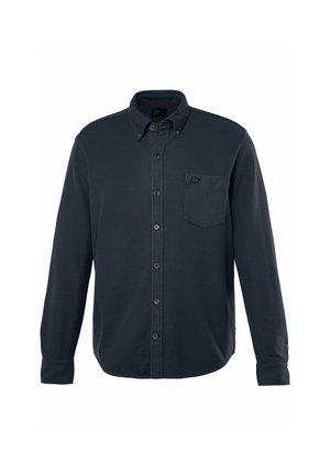 Camisa azul marino de botones, con mangas largas, cuello abotonado y un bolsillo en el pecho que presenta un sutil detalle de costura. Material de algodón suave.