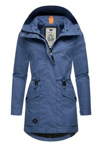 Mėlyna lauko striukė su raišteliu juosmenyje, mygtukais užtraukiamomis kišenėmis ir nuimamu kapišonu. Pagaminta iš oro sąlygoms atsparios medžiagos su kontrastingais akcentais.