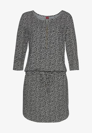 Abito al ginocchio a fantasia bianco e nero con maniche a 3/4, cerniera frontale con cursore ad anello e vita con coulisse.