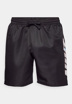  Sorte atletiske shorts med elastisk talje og justerbar snor. Har et farverigt "NIKE" logo i et vertikalt design på den ene side.