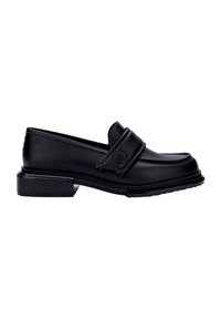 Melni loafers, kas izgatavoti no gludas ādas, ar diviem siksniņām, apaļu pirkstu daļu un masīlu papēdi ar teksturētu zoli.