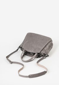 Grijze leren tas met een gestructureerd ontwerp, voorzien van dubbele handgrepen en een afneembare strap. Glad textuur met een minimalistische esthetiek.