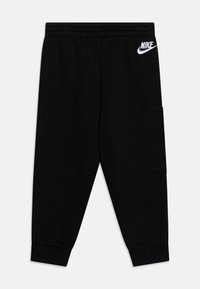 Svarta joggingbyxor med elastisk midjeresår, ribbade muddar och en sidoficka. Har en vit Nike-logotyp på vänster höft. Mjuk tygstruktur.