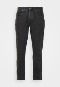 Jeans de mezclilla negra con corte recto, diseño de cinco bolsillos y cierre de botón metálico. Textura ligeramente deslavada con detalles de costura.