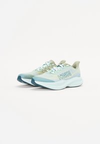 Chaussures de course légères dans des tons bleu pâle et vert. Tige en mesh respirant avec des détails texturés. Semelle rembourrée et semelle extérieure contrastante.