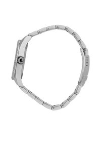 Orologio in metallo argento con quadrante rettangolare, lunetta texturizzata e design a bracciale collegato. Presenta una corona per la regolazione dell'ora.