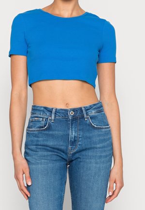 Blå kortärmad t-shirt med ribbat mönster. Kombinerad med högmidjade blå denimjeans med fickor och knäppning.