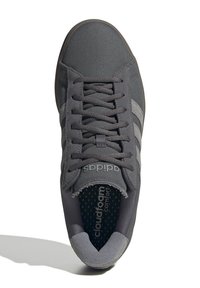 Sneaker Adidas grigia con chiusura con lacci, tre strisce grigie chiare sui lati e soletta "cloudfoam comfort" visibile all'interno.