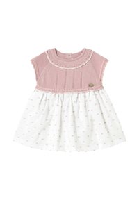 Vestido de punto rosa con cuerpo de punto, mangas cortas, un collar con encaje y una falda blanca con patrones de lunares rosas.