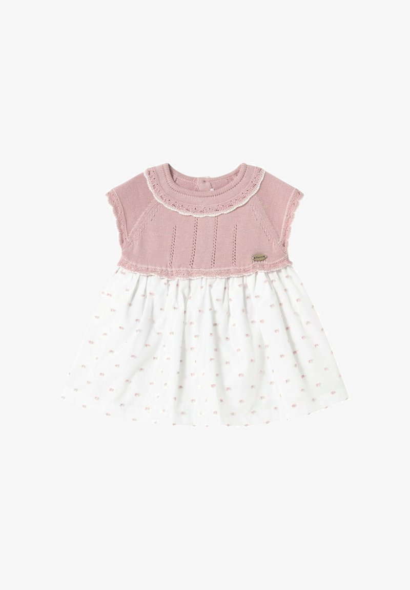 Vestido de punto rosa con cuerpo de punto, mangas cortas, un collar con encaje y una falda blanca con patrones de lunares rosas.