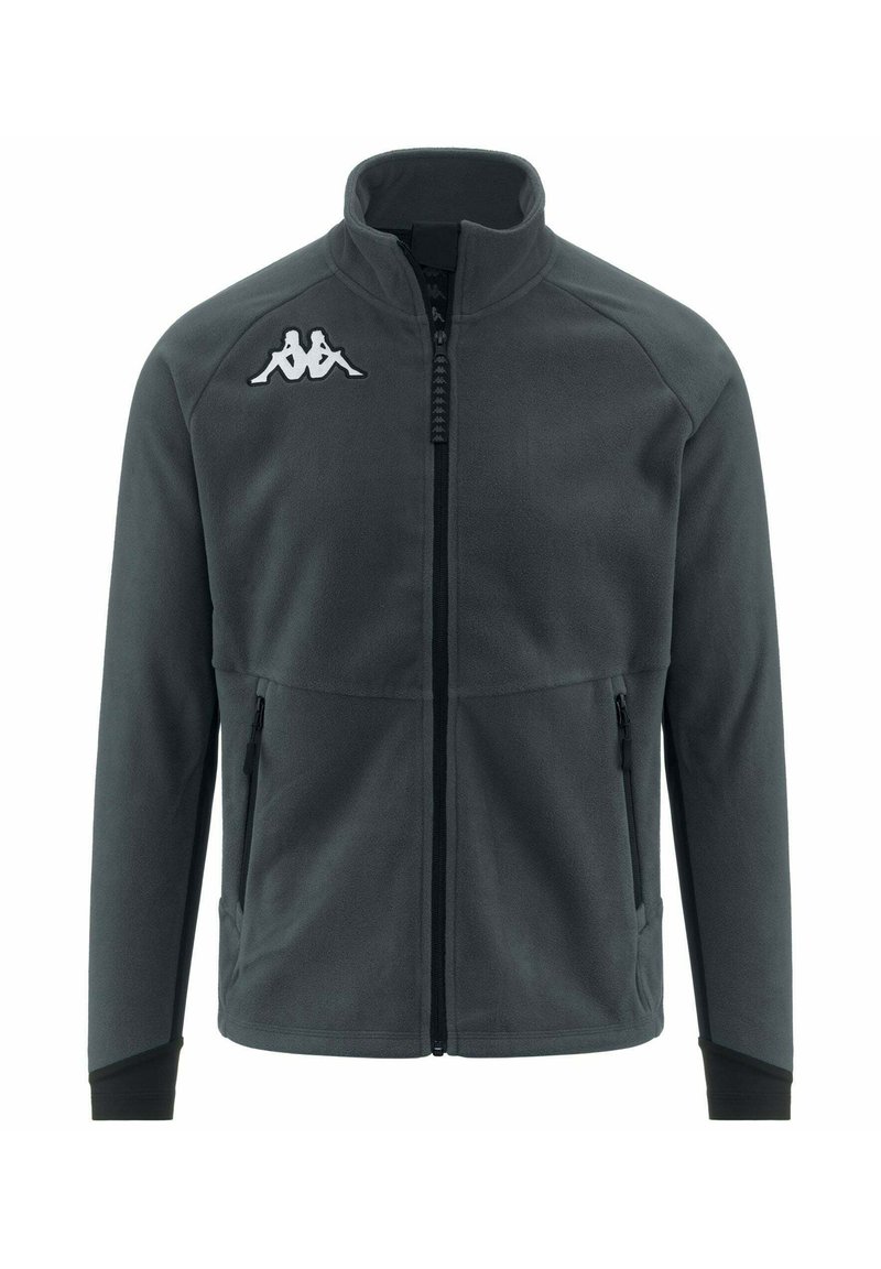 Giacca in pile grigio scuro con colletto alto, zip frontale, due tasche laterali e logo sul lato sinistro del petto. Presenta dettagli neri sui polsini.