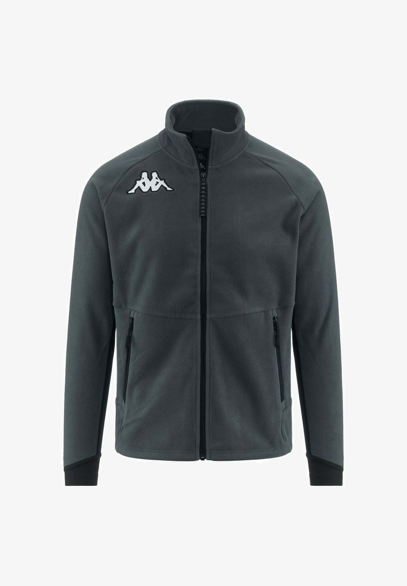 Giacca in pile grigio scuro con colletto alto, zip frontale, due tasche laterali e logo sul lato sinistro del petto. Presenta dettagli neri sui polsini.