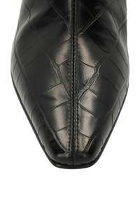 Schwarzer Leder-Schuh mit spitzem Zehenbereich und exotischer Krokodillederstruktur, glatte Oberfläche und kontrastierende Nähte entlang der Mittelnaht.