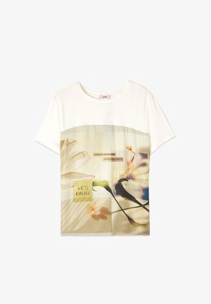 Wit t-shirt met korte mouwen met een bloemenprint en tekstblokken met de teksten "bestaan in momenten, niet meer," "HET IS OKÉ" en "LIEFDESTIJD."