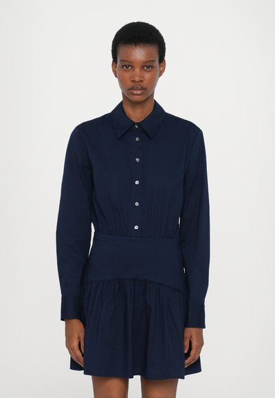 Kleid aus Baumwollmischung in Marineblau, mit Knopfleiste, Kragen, langen Ärmeln, tailliertem Schnitt und ausgestellt Rock mit geraffter Textur.