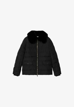 Schwarze Steppjacke mit Kunstpelzkragen, ausgestattet mit einem Frontreißverschluss, horizontalen Nähten und zwei Fronttaschen mit Druckknopfverschluss.