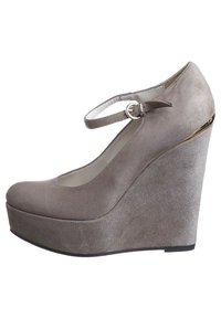 Šedá semišová klínová bota se zaoblenou špičkou, páskem kolem kotníku a kovovým detailem na patě, s texturovaným povrchem a zvýšenou podrážkou.