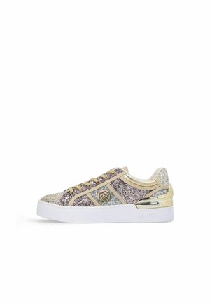 Glitrende sneakers i pink, guld og sølv med en hvid sål, der har guld accenter og et logo. Snørebåndene matcher overdelens farver.