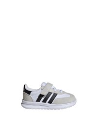 Sportová obuv s bielym a sivým semišovým zvrškom, čiernymi pruhmi, suchým zipsom a bielou gumovou podrážkou. Zaoblený špička, ľahký dizajn.