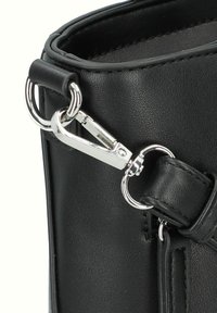 Zwarte leren handtas met zilveren metalen hardware, een clipsluiting en een gestructureerd oppervlak. Inclusief een afneembare schouderriem.