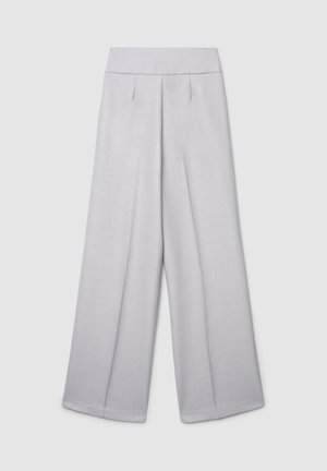 Hellgraue Hosen mit weitem Bein und glatter Textur, mit flacher Vorderseite, zwei Bundfalten und hohem Bund. Keine sichtbaren Taschen.