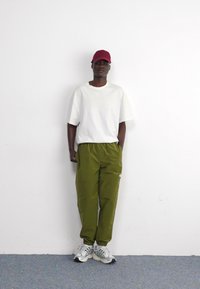 The North Face EASY WIND PANT - Treniņtērpa apakšdaļas - forest olive