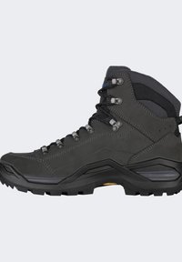 Czarne buty trekkingowe z solidnym syntetycznym cholewką, wysokim wsparciem kostki, wzmocnionym palcem i wytrzymałą podeszwą zapewniającą przyczepność. Posiada metalowe oczka i akcenty z siateczki.