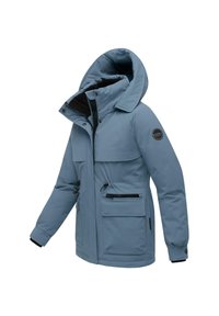 Modra izolirana jakna z veliko kapuco, sprednjim zadrgo, več žepi in črnimi detajli. Ima gladko teksturo in vzdržljiv material.