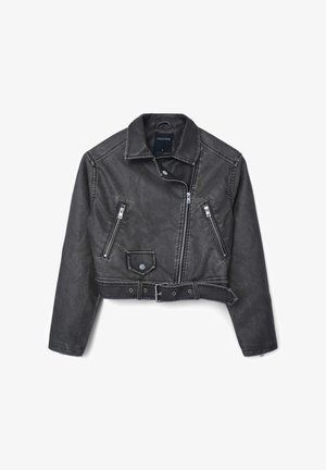 Giacca in denim nera tagliata con colletto a punta, tre tasche con cerniera e cintura con fibbia in vita. Presenta cuciture visibili e dettagli in metallo.