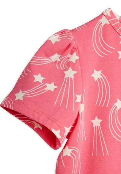 Ροζ ύφασμα με λευκά σχέδια πεφταστεριών σε κοντό μανίκι, με ελαφρώς φουσκωτό μανίκι και εμφανείς ραφές.