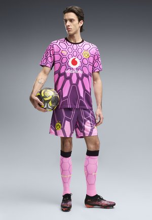 Puma, BORUSSIA DORTMUND 26/27 TORWARTSHORTS - Pantaloncini sportivi - purple pop-pink pixel
