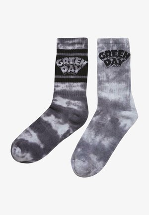 Skarpetki w tie-dye w czerni i szarości z logo "GREEN DAY" w wyróżniającym się tekście, wykonane z miękkiego dzianiny, z kontrastową paskowaną górą.