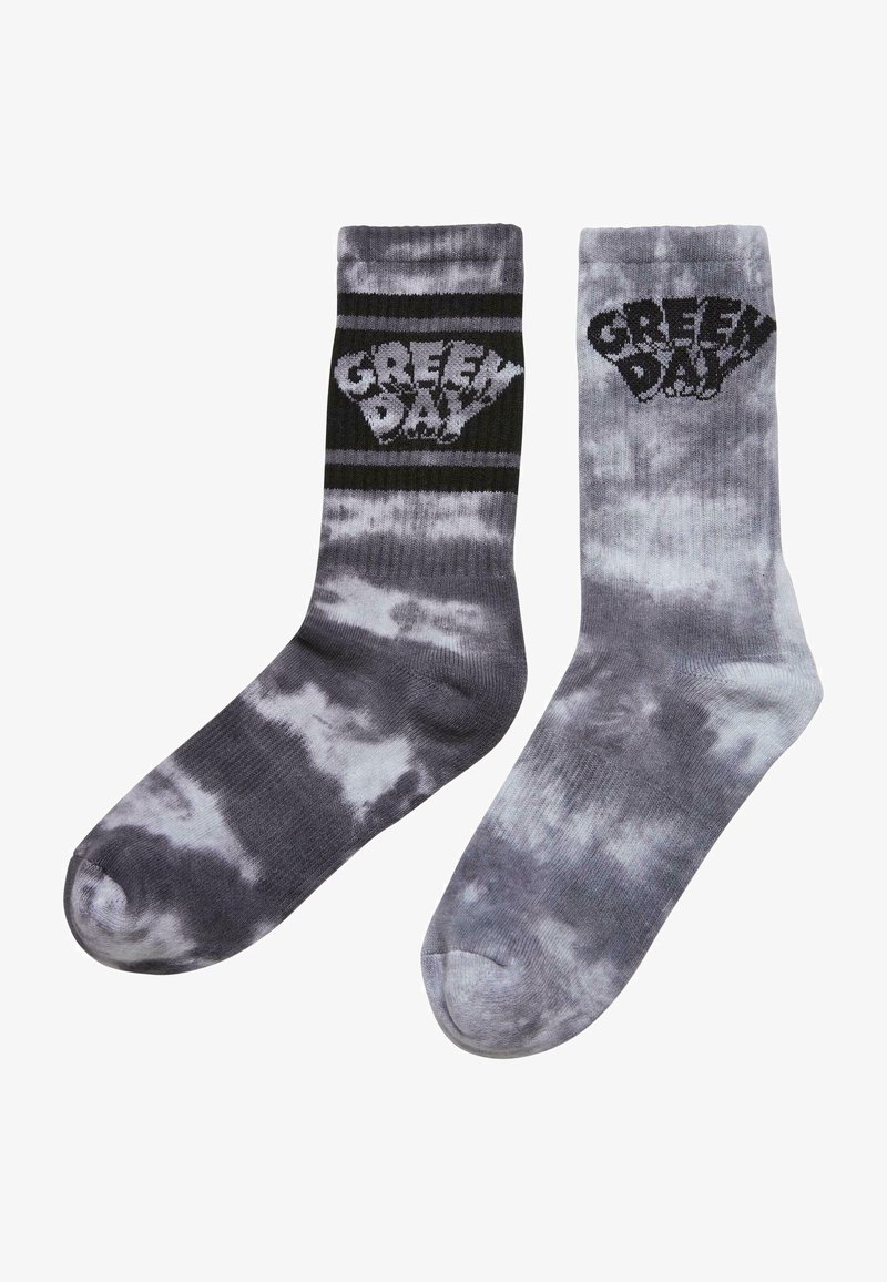 Sorte og grå tie-dye sokker med "GREEN DAY" logo i fed skrift, blødt strikkemateriale og en kontrasterende stribet kant øverst.