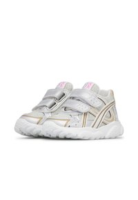 Silberne Turnschuhe mit metallischen Details, Klettverschlüssen und einer strukturierten Sohle. Mit hellgoldenen Akzenten und einem glänzenden Finish.