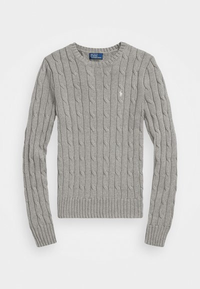 Pelēka adīta džemperis ar apaļu kaklu, garām piedurknēm, ribotām aprocēm un apakšmali, kas rotāta ar mazu logotipu uz krūšu daļas.