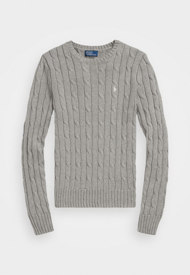 Szary sweter w splot kablowy z okrągłym dekoltem, długimi rękawami, ściągaczami przy mankietach i u dołu, z małym logo na klatce piersiowej.