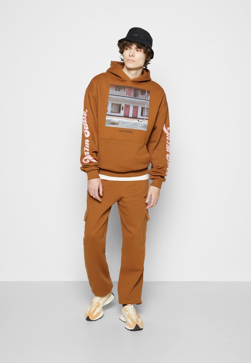 Damen Sweatshirts | 9N1M SENSE MOTEL LA LOGO HOODIE UNISEX Sweatshirt milk chocolate/braun - AK34516 Damen Sweatshirts | 9N1M SENSE MOTEL LA LOGO HOODIE UNISEX Sweatshirt milk chocolate/braun - AK34516