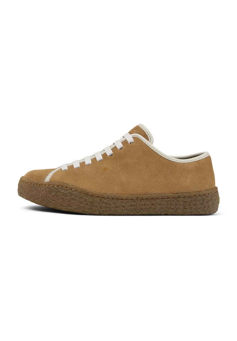 Sneaker in suede beige con punta rotonda, lacci bianchi e bordi bianchi a contrasto. Suola in gomma texturizzata con finitura naturale.