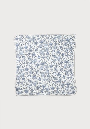 Tissu carré blanc avec un motif dense de fleurs et de feuilles bleues couvrant uniformément toute la surface.