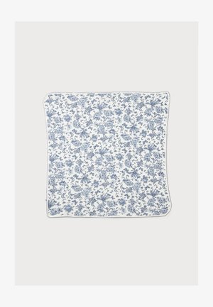 Tissu carré blanc avec un motif dense de fleurs et de feuilles bleues couvrant uniformément toute la surface.