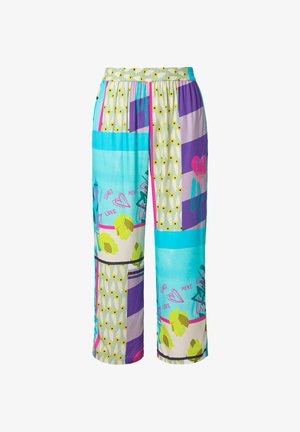 Kolorowe spodnie z wzorami w odcieniach niebieskiego, zielonego, fioletowego i różowego, z elastycznym paskiem w talii i luźnym, swobodnym krojem.