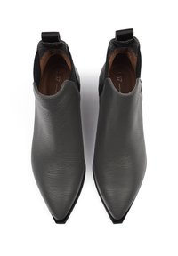 Botas de tobillo de cuero gris con un diseño elegante y puntera afilada, que cuentan con paneles laterales elásticos y acentos negros en la parte superior.