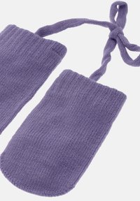 Lavendel strikkede babyvanter, der er forbundet med en strikket snor bundet i en sløjfe på en hvid baggrund.