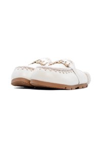Pantofole mocassini in pelle bianca con cuciture beige, dettaglio della fibbia dorata e suole in gomma marrone su uno sfondo bianco.