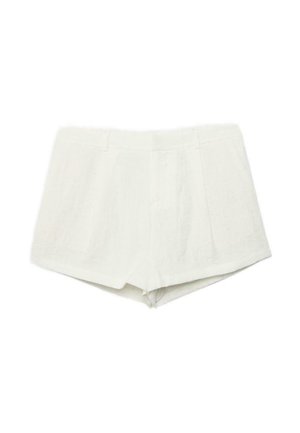 Witte, op maat gemaakte shorts met voorplooien en riemlussen, gemaakt van lichtgewicht stof.