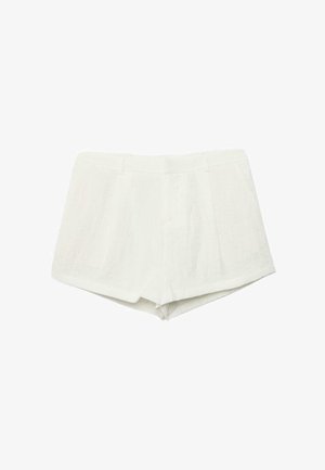 Shorts blancs ajustés avec plis avant et passants pour ceinture, fabriqués en tissu léger.