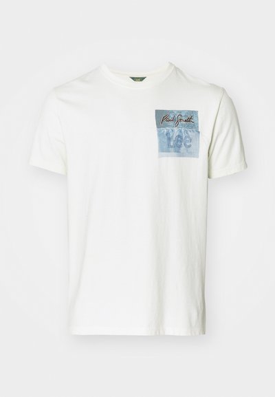 Balta medvilninė marškinėliai su krūtinės kišenėle, kurioje yra mėlynai ir baltai atspausdinti „Paul Smith“ ir „Lee“ stilizuotu raštu.