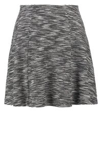 Jupe à rayures noires et blanches avec une coupe évasée, en tissu texturé, dotée d'une ceinture ajustée et de plis subtils.