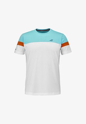 Maglietta a maniche corte con parte superiore del petto azzurro chiaro, corpo bianco e strisce arancioni sulle maniche, con un piccolo logo sul petto.